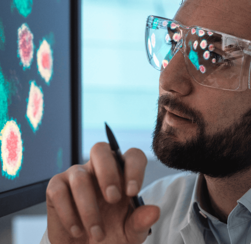 Persona de laboratorio de microscopia observando micrografía